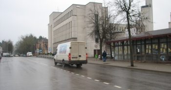 Šlapi keliai, susidūrimai su žvėrimis ir pasišalinimai iš avarijų Šlapi keliai, susidūrimai su žvėrimis ir pasišalinimai iš avarijų