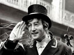 John Lennonas su skrybele