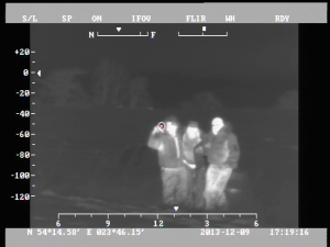 Nuotraukoje – pareigūnai veda surastą vyrą į sraigtasparnį.