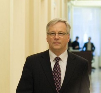 Automobilių apmokestinimas sustojo, traškučių akcizo pritaikyti neįmanoma, sako finansų ministras Rimantas Šadžius