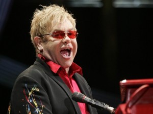 Elton John scenoje