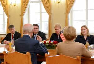 JAV viceprezidentas patikino, kad didejant gresmei iš Rusijos jo salis gins Baltijos valstybes (2)