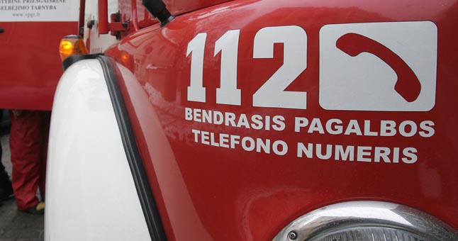 Į tvenkinį įvažiavusiame mikroautobuse rasti miegantys žmonės