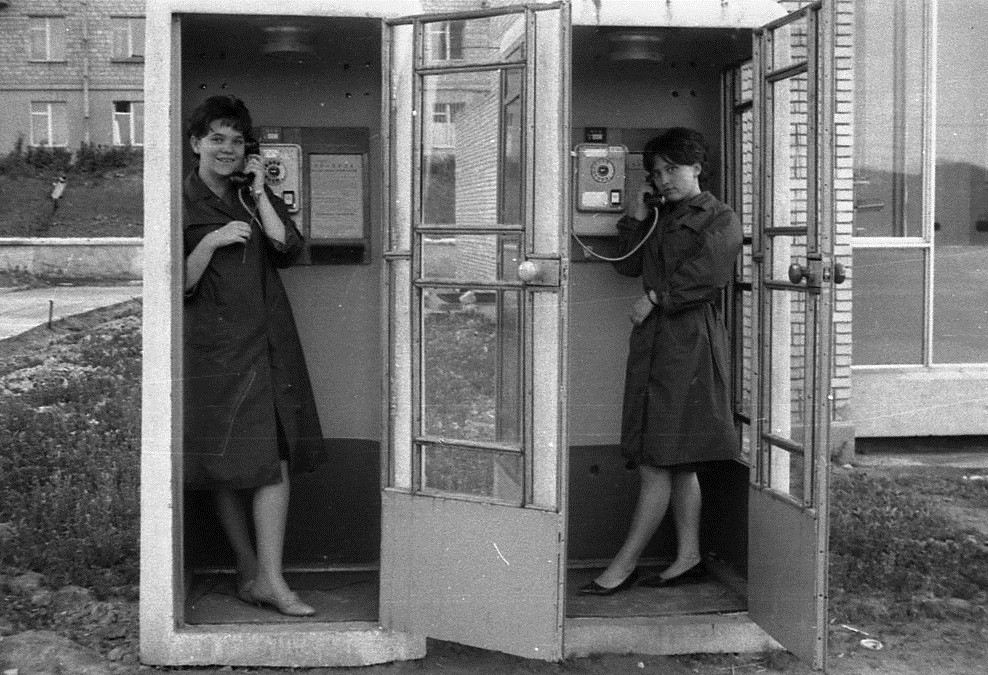 „Ši diena muzikos istorijoje“ – Maskvos telefono būdelės nuniokotos vagių tam, kad akustinės gitaros taptų elektrinėmis