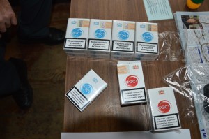 Alytaus policijos pareigunu „laimikis“ dvi desimtys kontrabandiniu cigareciu pakeliu ir namines degtines fabrikelisFM99 (1)