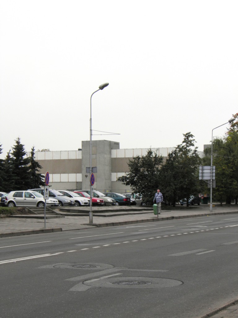Alytaus miesto centre stūgsantis apleistas pastatas, kuriame kažkada buvo autobusų stotis, dabar priklauso „Maximai“. Jai naujoji taisyklė galios.