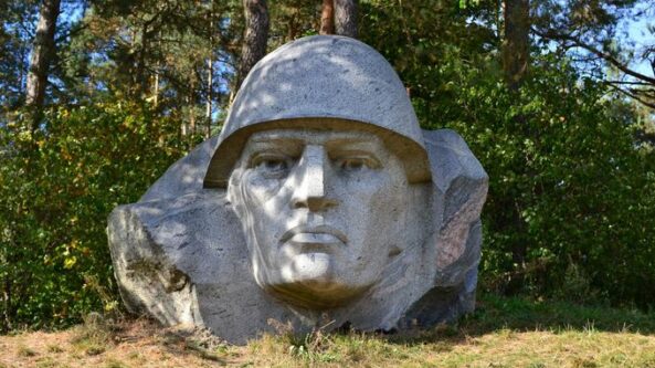 Šalia Miroslavo esanti kario skulptūra yra ne sovietų, o prancūzų kario? (atnaujinta istoriko komentaru)