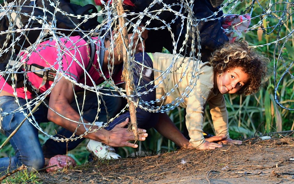 Pabėgėliai iš Artimųjų Rytų kerta Vengrijos sieną (AFP nuotr.)