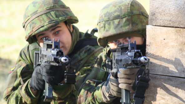 Pratybose Estijoje dalyvauja šauktiniai kariai iš Alytaus