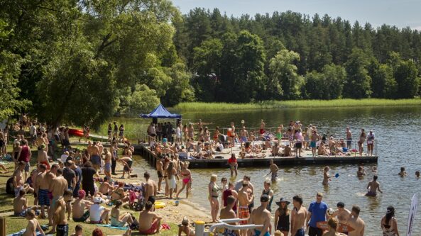 „Galapagų“ žvaigždės prašo rožių, ekologinių patiekalų ir …