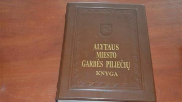 Teikite kandidatus Alytaus miesto garbės piliečio vardui suteikti