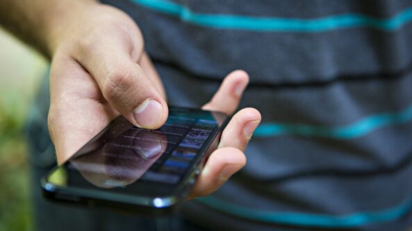 Už netikrus pinigus pardavė mobilųjį telefoną
