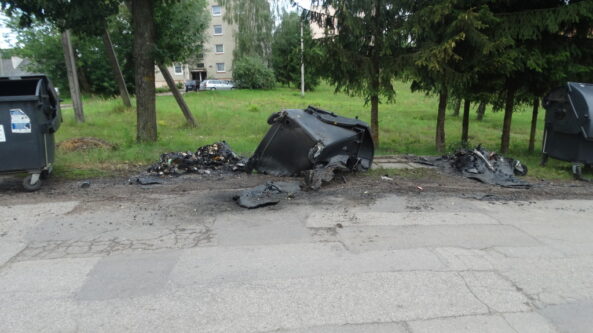 Prienuose šiukšlių konteinerius deginęs vyras suimtas dviem mėnesiams