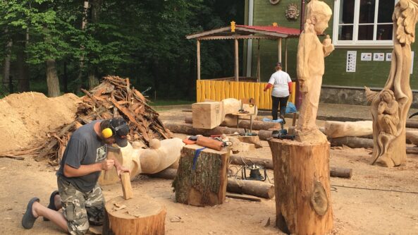 Alytuje vyksta tarptautinis skulptūros simpoziumas „Dar noriu pabūti“