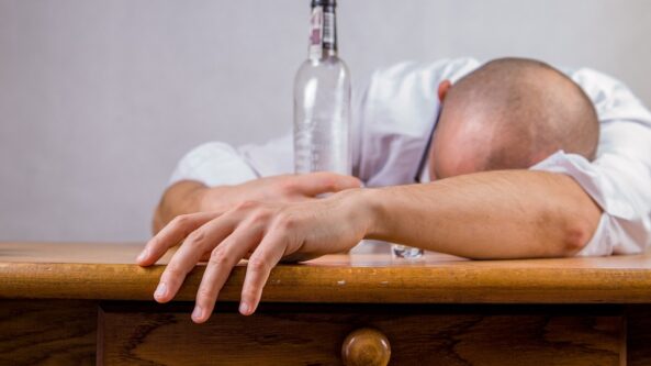 „Apie sveikatą ir gyvenimą“ – sergantiems priklausomybe nuo alkoholio nemokama pagalba
