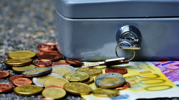Kas ketvirtas studentas susiduria su rimtomis finansinėmis problemomis