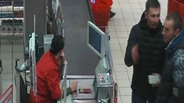 Alytaus pareigūnai prašo padėti atpažinti asmenis pavogusius telefoną