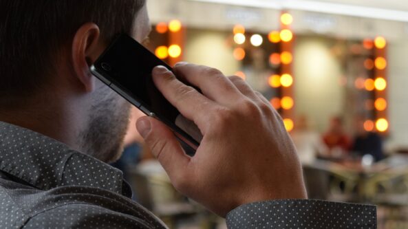 Rizikuojame įkraudami telefoną. Kaip saugiai jį pakrauti?