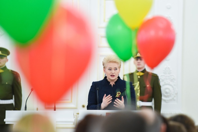 Lietuvos Respublikos Prezidentė Dalia Grybauskaitė sveikina ir trispalves vėliavas įteikia išradingiausiems akcijos „Vasario 16-ąją švęsk linksmai ir išradingai“ dalyviams.