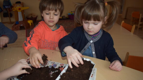 Vaikų išdaigos: vandeniu aplietas televizorius, sukarpytos užuolaidos, sulankstytas automobilio stogas…