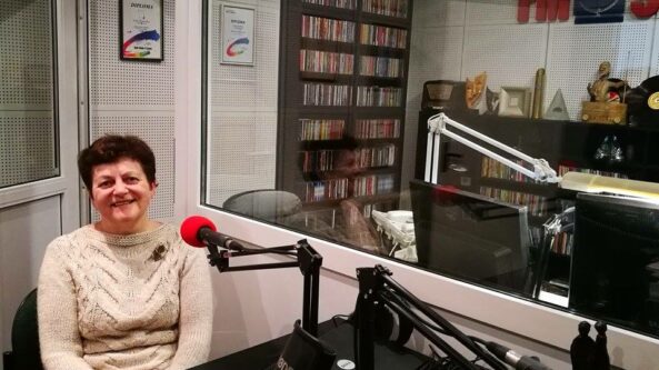 „FM99” kultūra – rašytojos Irenos Buivydaitės-Kupčinskienės naujausias romanas „Tikros ir netikros seserys” atkeliauja į Alytų!