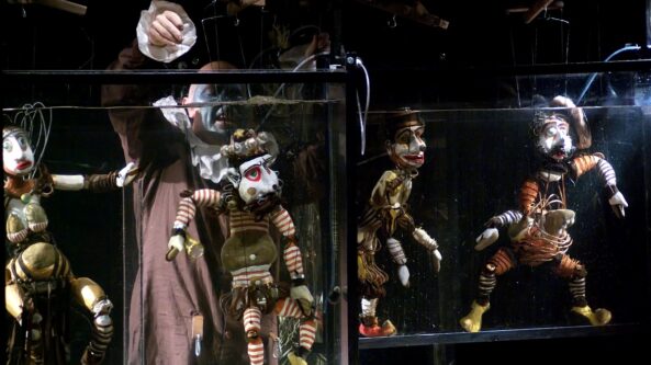 „Tarp kabučių“ – sekmadienį būkime kartu švęsdami ir minėdami Tarptautinę teatro dieną!