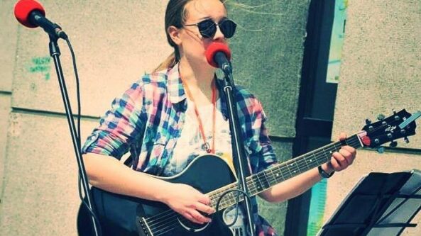 „Mes Kitokie“ – „Auksinio mikrofono“ pusfinalyje – Simona Kuodytė!