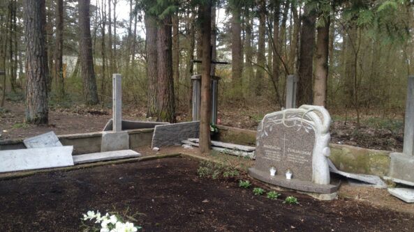 Sugriauta tvora Daugų gatvės kapinėse bus atstatyta (papildyta interviu)