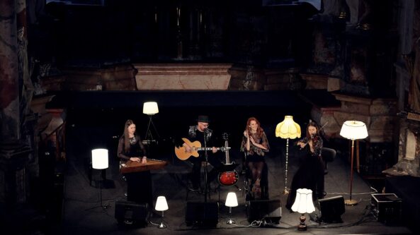 „Tarp kabučių“ – apie suradusią bei surastą muziką. Dėkingumo žurnalas užkariauja pasaulį