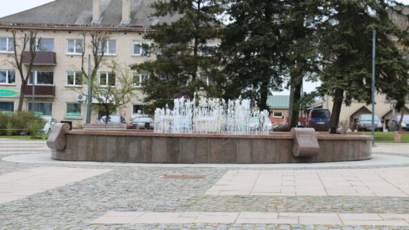 Alytiškiai jau gali pasidžiaugti veikiančiu Senamiesčio skvero fontanu!