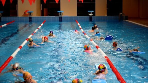 Varėnoje vyks Dano Rapšio vardo šeimų plaukimo estafečių varžybos, – jau laikas registruotis!