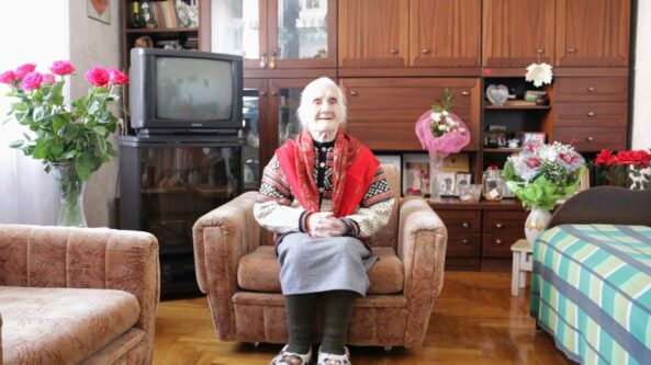 Šimtametė alytiškė pamačiusi Lietuvos vėliavą sako išdidžiai: „čia mano Lietuva“.