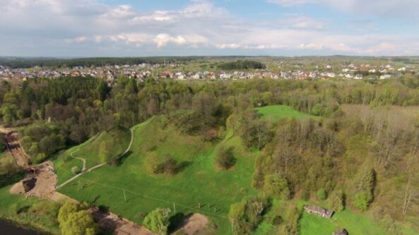 „Tarp kabučių“ – ar kada teko užlipti į piliakalnį, kuris skaičiuoja 3 tūkstantmetį? Jis yra Alytaus rajone!
