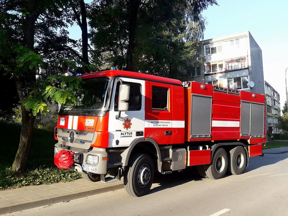 Druskininkuose naktį padegtas automobilis – įtariamoji paguldyta į ligoninę