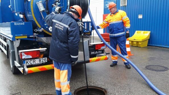 „Dzūkijos vandenys“ įsigijo naują automobilį paviršinių nuotekų tvarkymui