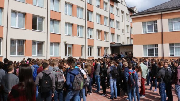 Šiemet abiturientams bus pridėta po 10 taškų prie brandos egzaminų rezultatų