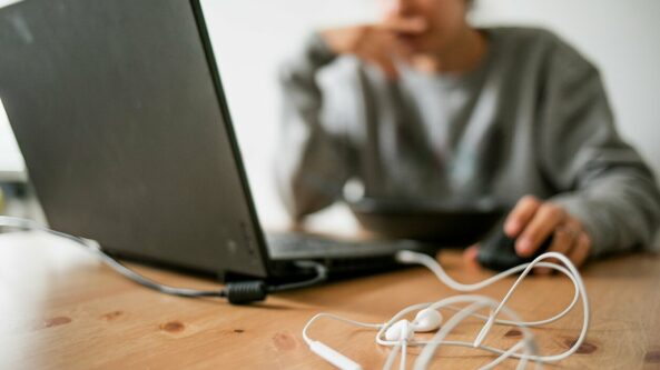 „FM99” – Jau veikia Nuotolinio mokymo savanorių pagalbos centras! Kreipkimės!