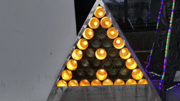 Jonas Večkys eglutę FM99 kalėdiniam parkui padarė vienas! Juk karantinas, tad galima ir taip:)