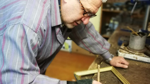 „Kiekvienas daiktas, kiekvienas eksponatas turi savo energiją. Aš ją jaučiu“, – pasakoja Alytaus kraštotyros muziejaus restauratorius Jonas Uosaitis