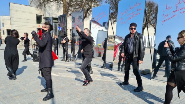 Teatro dienos proga Alytaus miesto teatras išsiilgtiems žiūrovams veidrodžiuose paliko žinutę