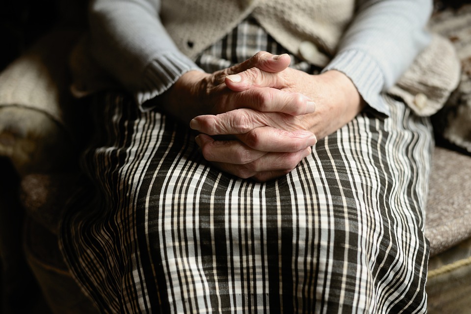 „Caritas klauso“ – jau veikia emocinės pagalbos linija vyresniesiems