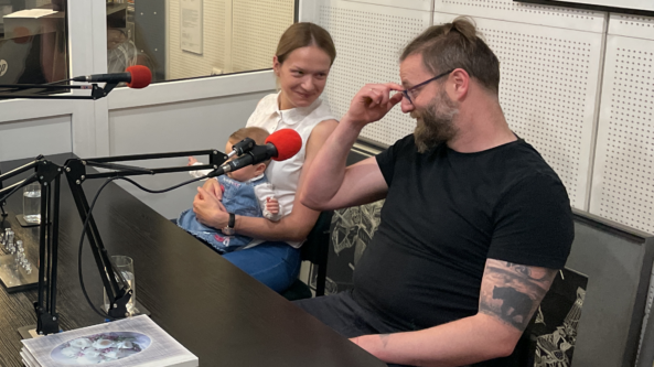Pokalbis su Simon ir Karolina Naffre. Pasiklausykite, kaip braška stereotipai apie prancūzus