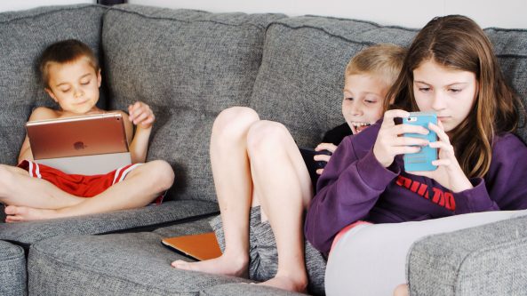 Kaip atplėšti vaiką nuo telefono ar kompiuterio ekrano?