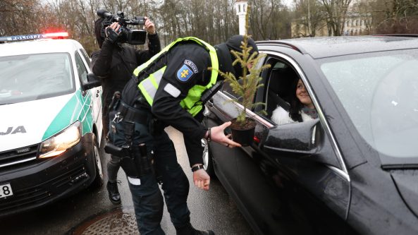 Policininkai su miškininkais vairuotojams dovanos eglutes