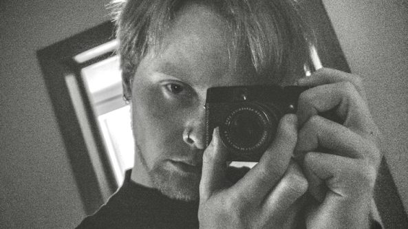 Alytuje atveriama jauno savito menininko Simo Martinonio fotografijų paroda „lieku 1“