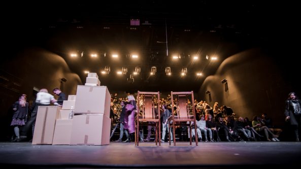 Teatro KITAS KAMPAS spektaklis NUOSTABŪS DALYKAI – apie svarbiausius gyvenime dalykus