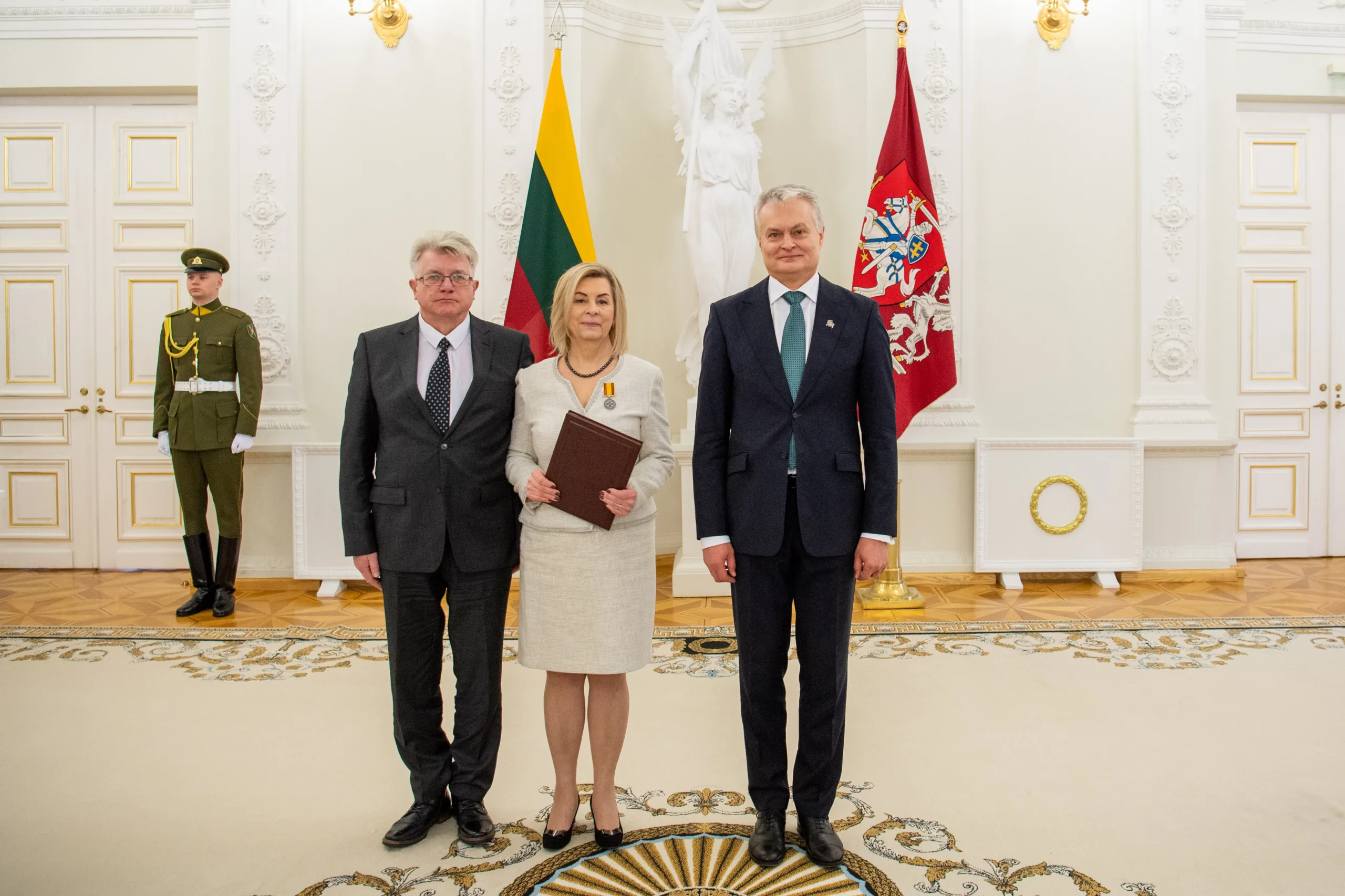 Garbingi valstybiniai apdovanojimai už nuopelnus Lietuvai – ir alytiškių rankose!