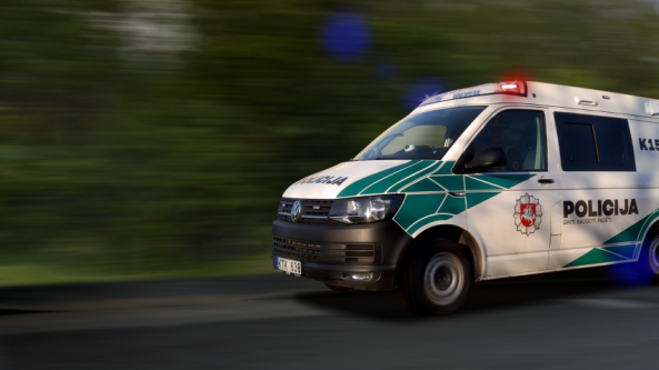 Prienų rajone moteris nesuvaldė automobilio ir susidūrė su priešpriešais atvažiuojančiu automobiliu