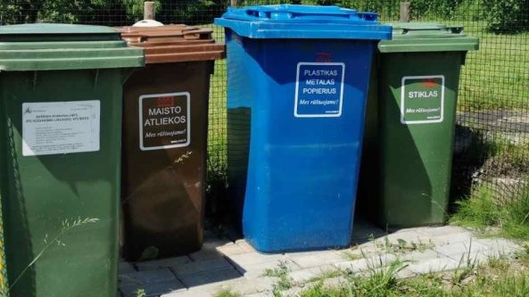 Moralas dėl 13 eurų – laikyk  šiukšlių konteinerį kieme
