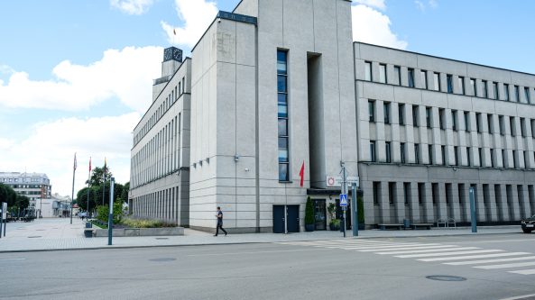 Pokyčiai valstybės tarnyboje: keisis darbo užmokesčio tvarka, augs merų atlyginimai